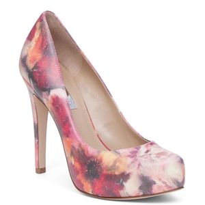 BCBG floral platform pump